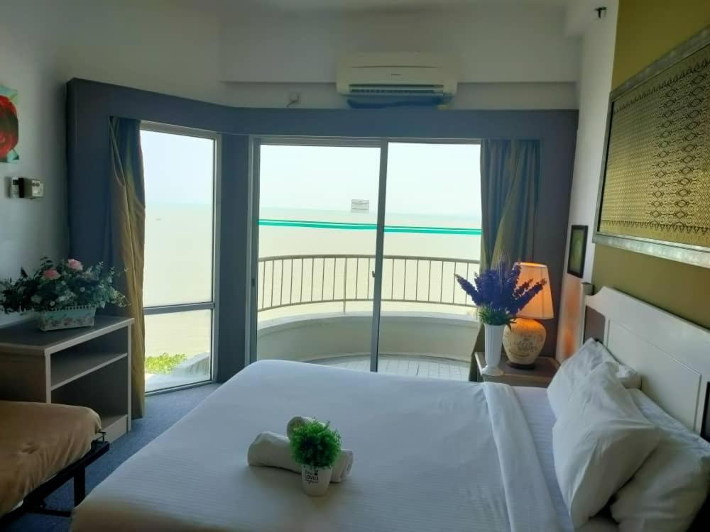 Beachfront Full Sea Penang Tanjung Bungah  Exterior photo